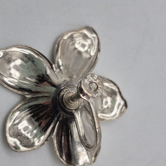Elegant AND Adorable Sterling Silver Floral  Earrings. Marked "Sterling". - Picture 4 of 5